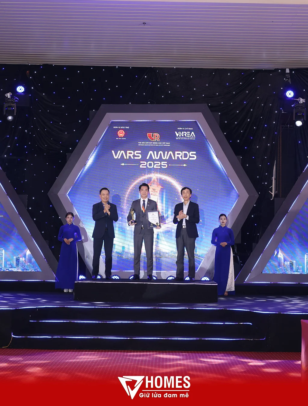 VHOMES vinh dự lọt top 10 sàn giao dịch bất động sản xuất sắc Việt Nam tại lễ vinh danh “CẦU VÀNG 2025”