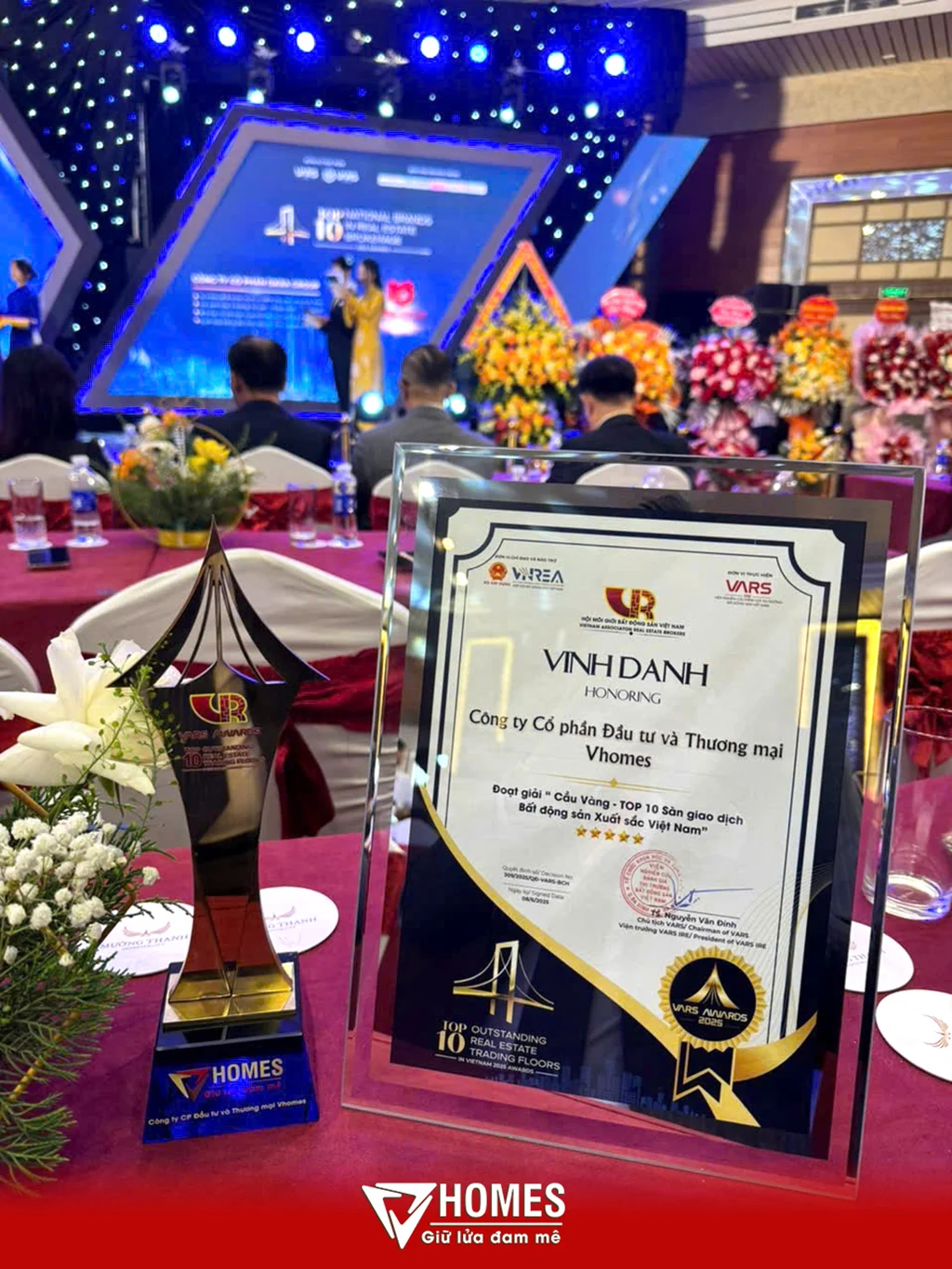 VHOMES vinh dự lọt top 10 sàn giao dịch bất động sản xuất sắc Việt Nam tại lễ vinh danh “CẦU VÀNG 2025”