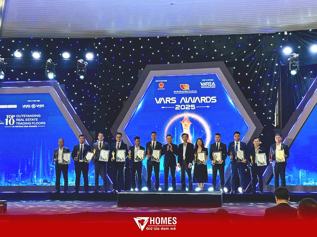 VHOMES vinh dự lọt top 10 sàn giao dịch bất động sản xuất sắc Việt Nam tại lễ vinh danh “CẦU VÀNG 2025”