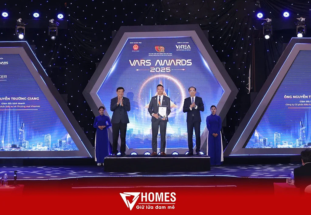 VHOMES vinh dự lọt top 10 sàn giao dịch bất động sản xuất sắc Việt Nam tại lễ vinh danh “CẦU VÀNG 2025”