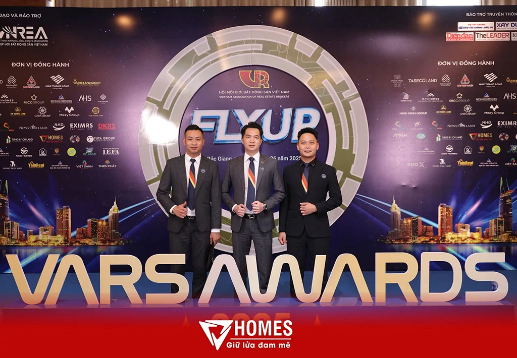 VHOMES vinh dự lọt top 10 sàn giao dịch bất động sản xuất sắc Việt Nam tại lễ vinh danh “CẦU VÀNG 2025”